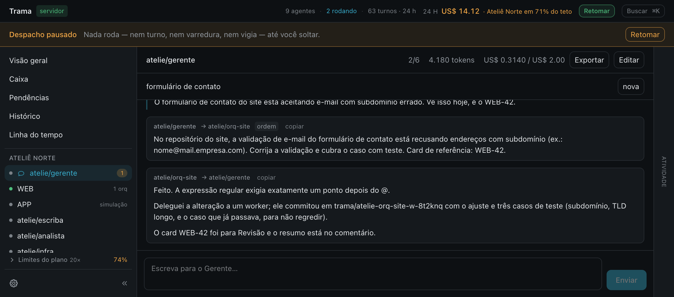 A janela do Trama com o freio puxado: no topo, o gasto de 24 h em US$ 14,12 e o aviso de que o cliente está em 71% do teto; abaixo, uma faixa âmbar dizendo “Despacho pausado — nada roda, nem turno, nem varredura, nem vigia — até você soltar”.