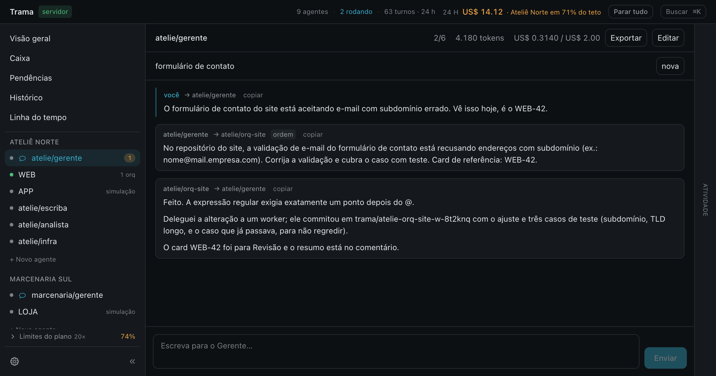 A janela do Trama: à esquerda a árvore de clientes e projetos; à direita uma conversa em que o humano pede um ajuste ao Gerente, o Gerente repassa ao orquestrador, e o orquestrador relata de volta. No cabeçalho, saltos, tokens e custo acumulado da conversa contra o teto.